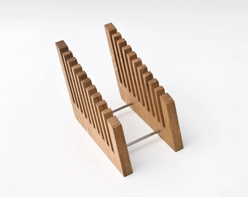 Une organisation de bureau stylée avec un porte-fichiers en bois et une fonction d'impression