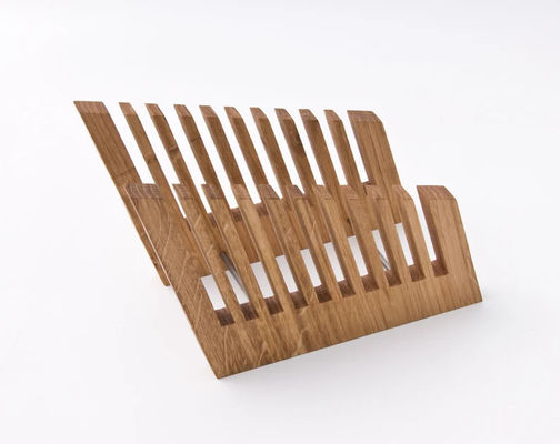 Une organisation de bureau stylée avec un porte-fichiers en bois et une fonction d'impression