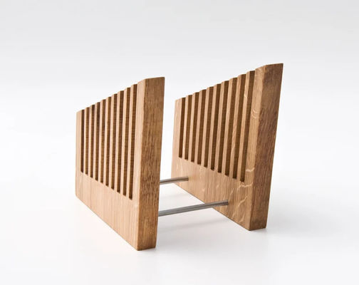 Une organisation de bureau stylée avec un porte-fichiers en bois et une fonction d'impression