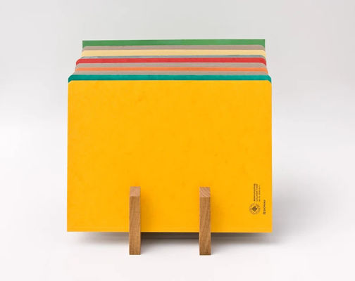 Une organisation de bureau stylée avec un porte-fichiers en bois et une fonction d'impression