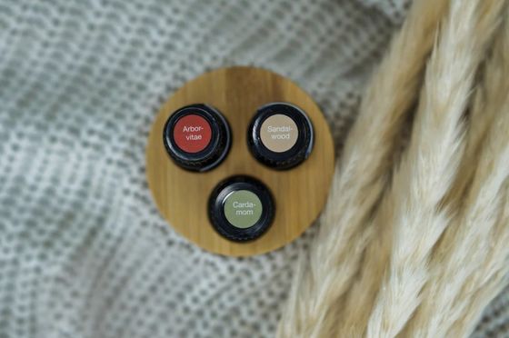 Étagère en bois fonctionnelle pour le stockage efficace des bouteilles d'huile en forme de cercle