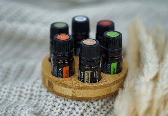 Étagère en bois fonctionnelle pour le stockage efficace des bouteilles d'huile en forme de cercle