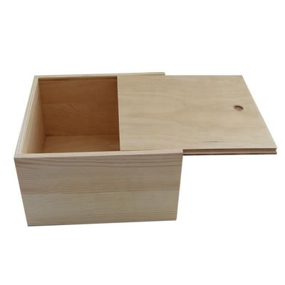 Une grande boîte en bois avec un couvercle de diapositive en couleur normale ou personnalisée