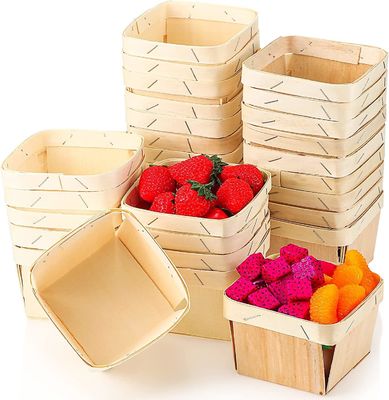 Des paniers de baies en bois à ventilation pour la cueillette de fruits