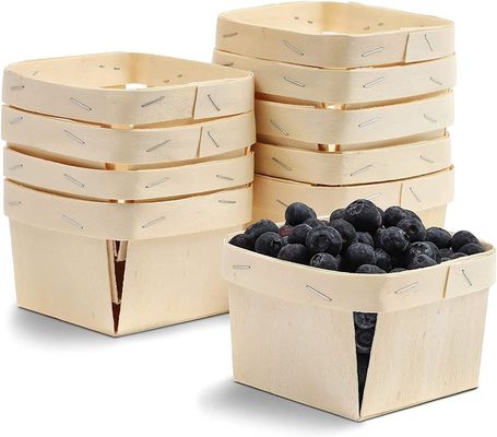 Des paniers de baies en bois à ventilation pour la cueillette de fruits
