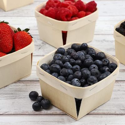Des paniers de baies en bois à ventilation pour la cueillette de fruits