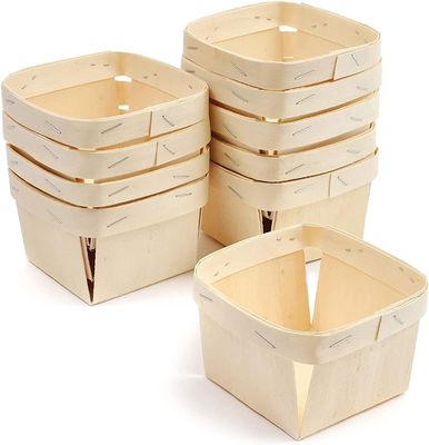 Des paniers de baies en bois à ventilation pour la cueillette de fruits