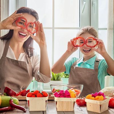Des paniers de baies en bois à ventilation pour la cueillette de fruits