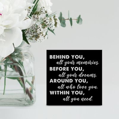 Le style américain en boîte en bois, décor, enseigne, diplôme, citation positive derrière vous, tous vos souvenirs.