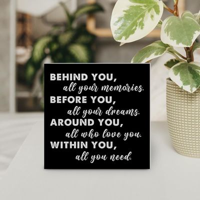 Le style américain en boîte en bois, décor, enseigne, diplôme, citation positive derrière vous, tous vos souvenirs.