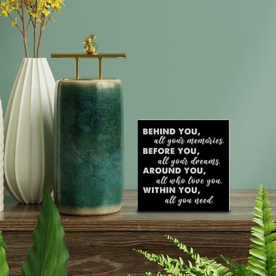 Le style américain en boîte en bois, décor, enseigne, diplôme, citation positive derrière vous, tous vos souvenirs.