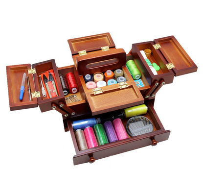 Organisateur de kit de couture pour toutes les saisons avec couleur naturelle et kit d'outils de presse dans une boîte en bois