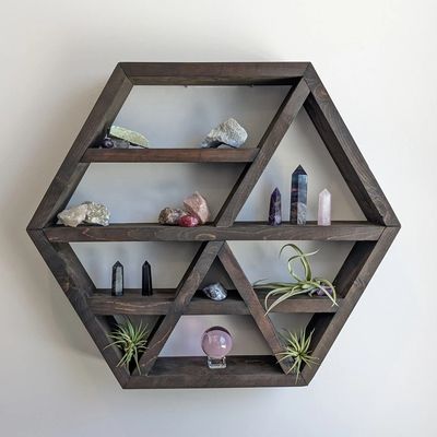 Créez une atmosphère chaleureuse avec des étagères flottantes montées sur le mur dans le style de la ferme rustique