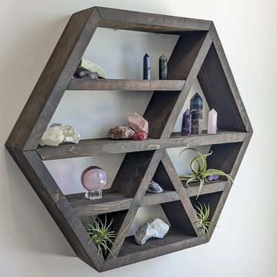 Créez une atmosphère chaleureuse avec des étagères flottantes montées sur le mur dans le style de la ferme rustique