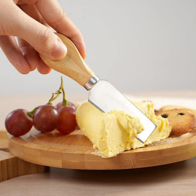 Tableau de fromage en bambou avec logo personnalisé et 4 couteaux de coupe en acier inoxydable de taille personnalisée