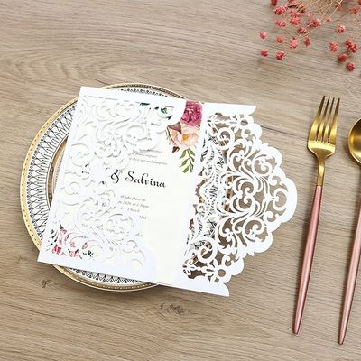 Superbe carte d'invitation au mariage coupée au laser