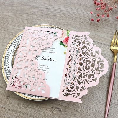 Superbe carte d'invitation au mariage coupée au laser