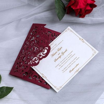 Superbe carte d'invitation au mariage coupée au laser