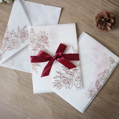 Invitations de mariage en perles de légumes coupées au laser avec motif rose et estampage thermique