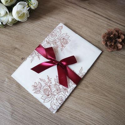 Invitations de mariage en perles de légumes coupées au laser avec motif rose et estampage thermique