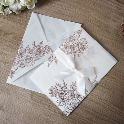 Invitations de mariage en perles de légumes coupées au laser avec motif rose et estampage thermique