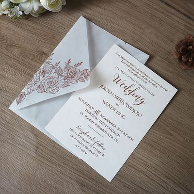 Invitations de mariage en perles de légumes coupées au laser avec motif rose et estampage thermique