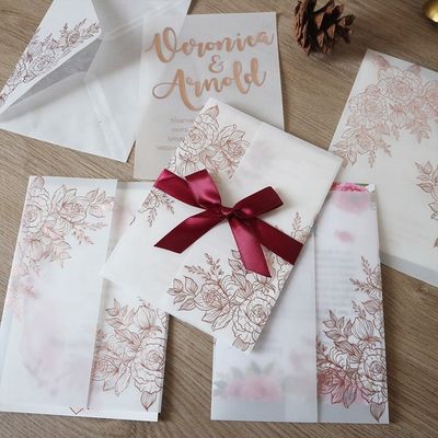 Invitations de mariage en perles de légumes coupées au laser avec motif rose et estampage thermique
