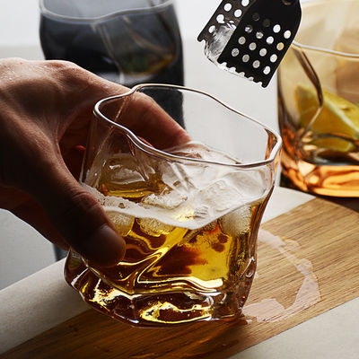 Coupe de vin en verre de whisky en cristal avec lignes tordues Logo personnalisé et options multicolores