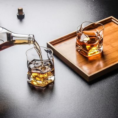 Coupe de vin en verre de whisky en cristal avec lignes tordues Logo personnalisé et options multicolores