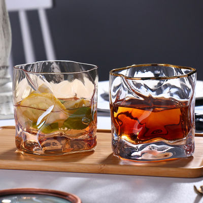 Des tasses de vin en verre de couleur à souffler à la main parfaites pour n'importe quelle occasion