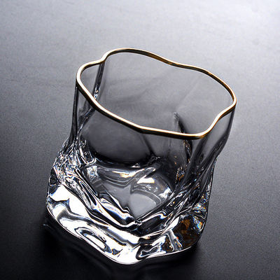 Des tasses de vin en verre de couleur à souffler à la main parfaites pour n'importe quelle occasion