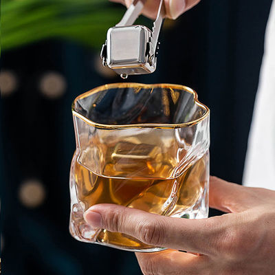 Des tasses de vin en verre de couleur à souffler à la main parfaites pour n'importe quelle occasion