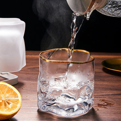 Des tasses de vin en verre de couleur à souffler à la main parfaites pour n'importe quelle occasion