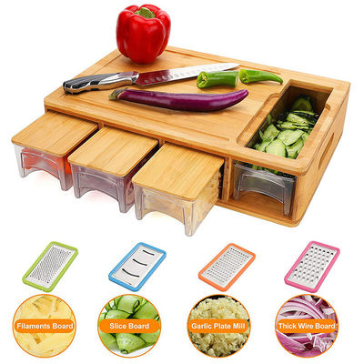 Préparation facile de fromage et de légumes avec une planche de coupe ronde multifonctionnelle de pizza