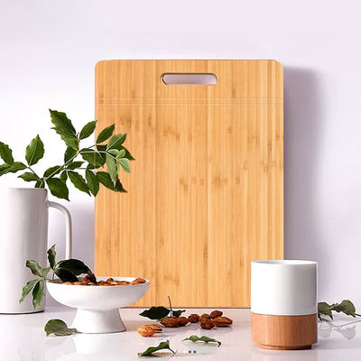 Préparation facile de fromage et de légumes avec une planche de coupe ronde multifonctionnelle de pizza