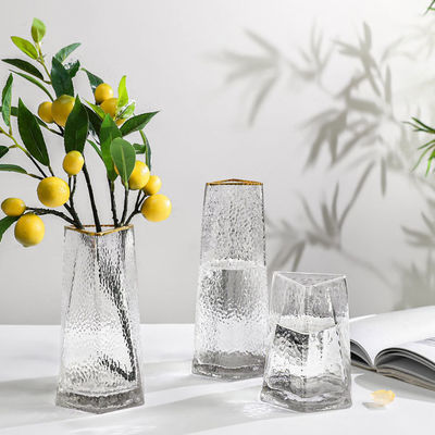 Vase en verre clair fait à la main avec technique soufflée à la main