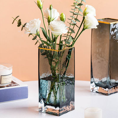 Vase en verre clair fait à la main avec technique soufflée à la main