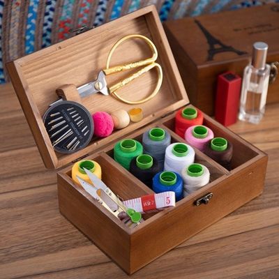 Une boîte de rangement en bois à couches pratique, pliable et facile à organiser