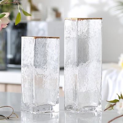 Un vase de verre de 3 pieds de haut, indispensable pour la décoration et les cadeaux
