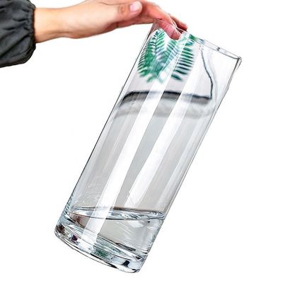 Vases cylindriques en verre transparent de style minimaliste parfait pour les pièces centrales de mariage