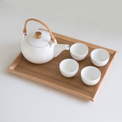 Un plateau en bois nordique délicat, écologique et personnalisable grâce à l'impression au laser