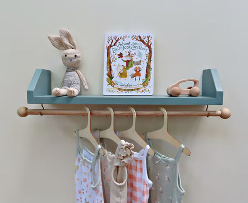 Comme votre demande Étagère bleue avec collier de vêtements Organisez les vêtements de votre enfant