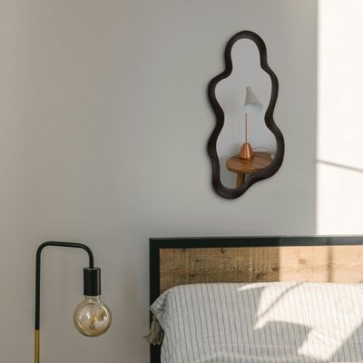 Belle décoration de la maison Miroir murale irrégulier avec cadre en bois noir et décoration de salle de bain moderne