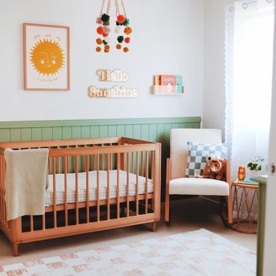 Économisez de l'espace et ajoutez de l'élégance à la chambre de vos enfants avec le mur flottant de l'étagère acrylique