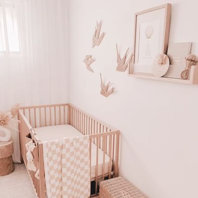 Économisez de l'espace et ajoutez de l'élégance à la chambre de vos enfants avec le mur flottant de l'étagère acrylique