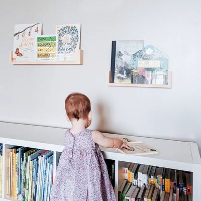 Économisez de l'espace et ajoutez de l'élégance à la chambre de vos enfants avec le mur flottant de l'étagère acrylique