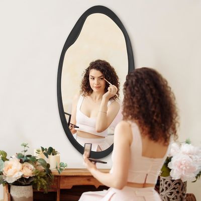 Miroir en bois en noir en forme organique de Noël pour salle de bain