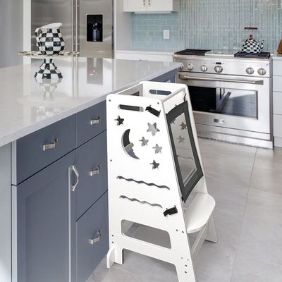 Tableau d'activités en noir et blanc, poupée, tabouret de cuisine