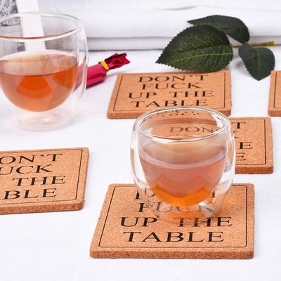 Ajoutez une touche d'élégance avec le tapis de couleur de liège en bois rond et carré