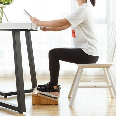 Tabouret d'étape en bois ergonomique pour le soutien de la posture sous le bureau dans les chaises de maison et de bureau